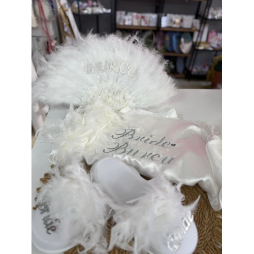 Kişiye Özel Bride Set – İsimli Kol Tüylü Sabahlık, Tüylü Bride Terlik ve İsimli Yelpaze
