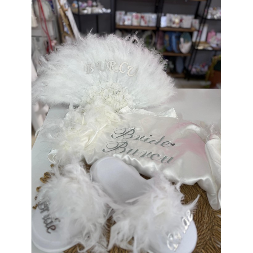 Kişiye Özel Bride Set – İsimli Kol Tüylü Sabahlık, Tüylü Bride Terlik ve İsimli Yelpaze