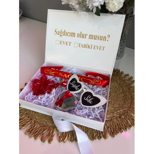 Kişiye Özel Sağdıç Kutusu – İsimli Gözlük, Kurdele, Lotus Toka, Parfüm Şişesi ve İsimli Ayna