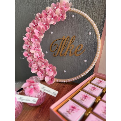 İsme Özel Pembe Çiçekli Bebek Kapı Süsü – Yeni Anneye Özel Tasarım