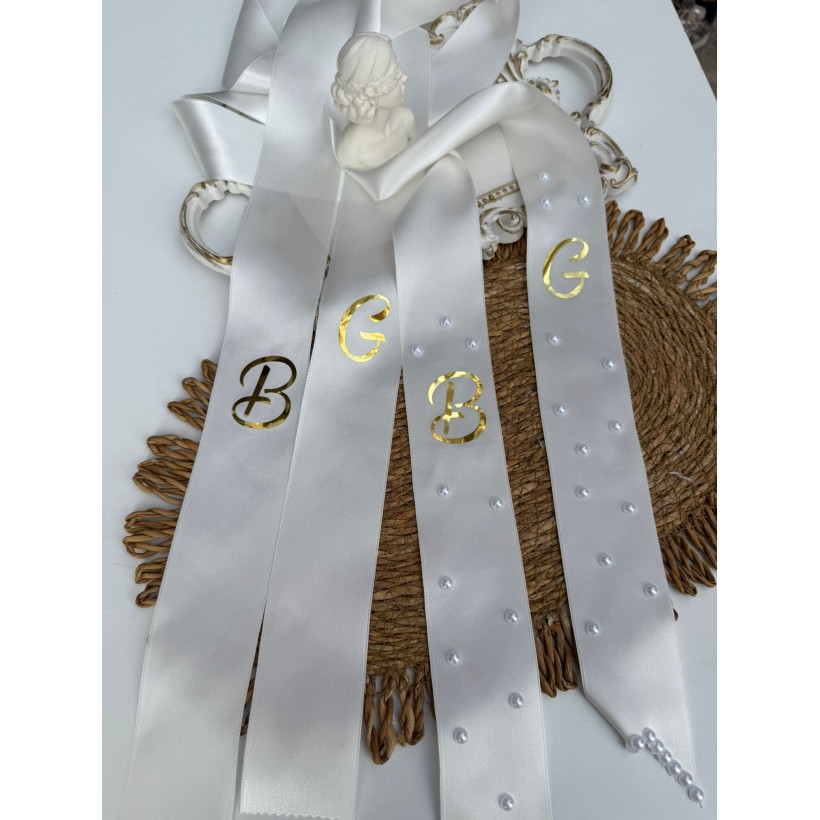 İnci Detaylı Kişiye Özel Gelin Damat Takı Kurdelesi – Beyaz Saten Baş Harfli