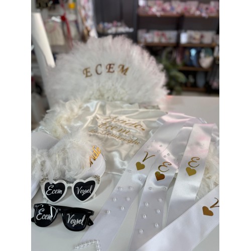 Kişiye Özel Bride Set – İsimli Yelpaze, Tüylü Sabahlık, İncili Takı Kurdelesi, Gözlük ve Tüylü Terlik