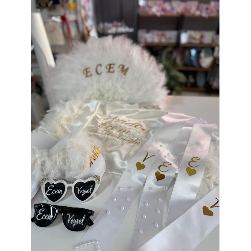 Kişiye Özel Bride Set – İsimli Yelpaze, Tüylü Sabahlık, İncili Takı Kurdelesi, Gözlük ve Tüylü Terlik