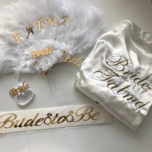 Bride Set 5 Parça – Tüylü Sabahlık + İsimli Yelpaze + Kuşak + Bileklik + Taç | Gelin Hazırlık Seti