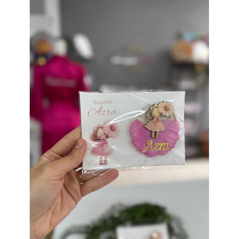 Kişiye Özel Figür Baskılı Pleksi İsimli Bebek Magnet – Hoşgeldin Bebek Magneti (Pembe Tema)