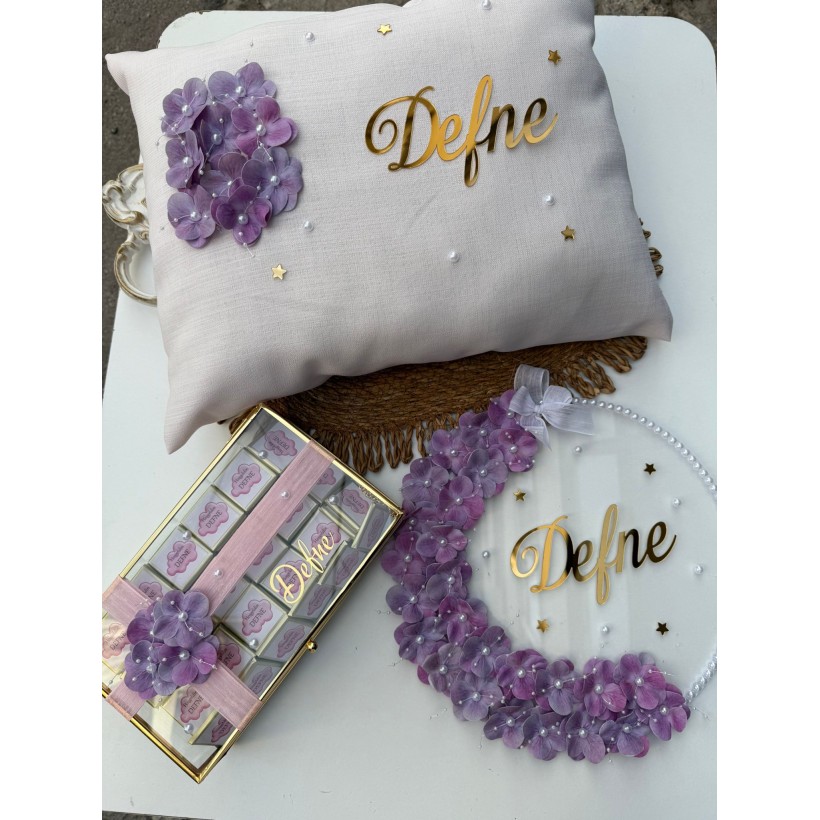 Bebek Doğum Üçlü Set – Takı Yastığı, Çiçekli Kapı Süsü & İsim Etiketli Çikolata Kutusu