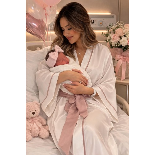 Kişiye Özel Nakışlı Lohusa Sabahlığı – Pudra Biyeli Beyaz Anne Sabahlık (İsim Yazılı)